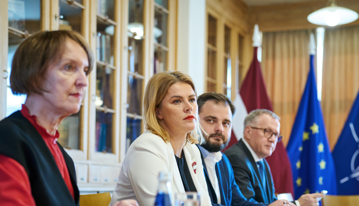 Ministru prezidente Evika Siliņa vada Sadarbības sanāksmi, viņai līdzās viedās administrācijas un reģionālās attīstības ministre Inga Bērziņa, partijas "Vienotība" Saeimas frakcijas vadītājs Edmunds Jurēvics un finanšu ministrs Arvils Ašeradens