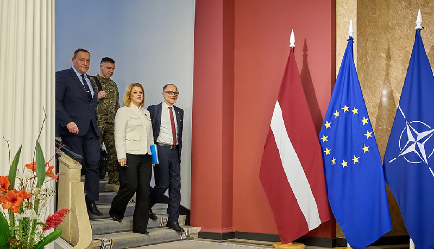 Evika Siliņa dodas lejā pa Ministru kabineta kāpnēm