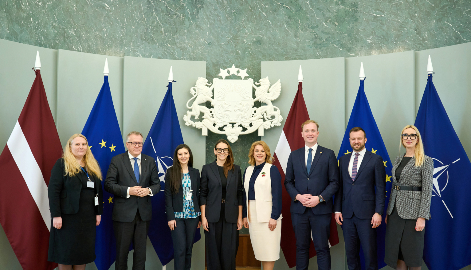 Finanšu sektora attīstības padomes sēdes dalībnieki pēc sēdes Ministru kabineta sēžu zālē - vidū Ministru prezidente Evika