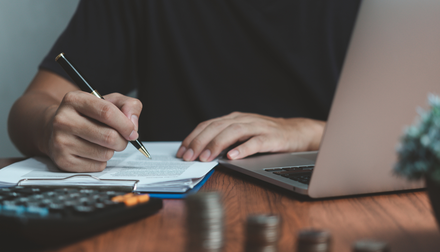 Grāmatvedis raksta papīrus, lai pārrēķinatu valsts fondētās pensijas.