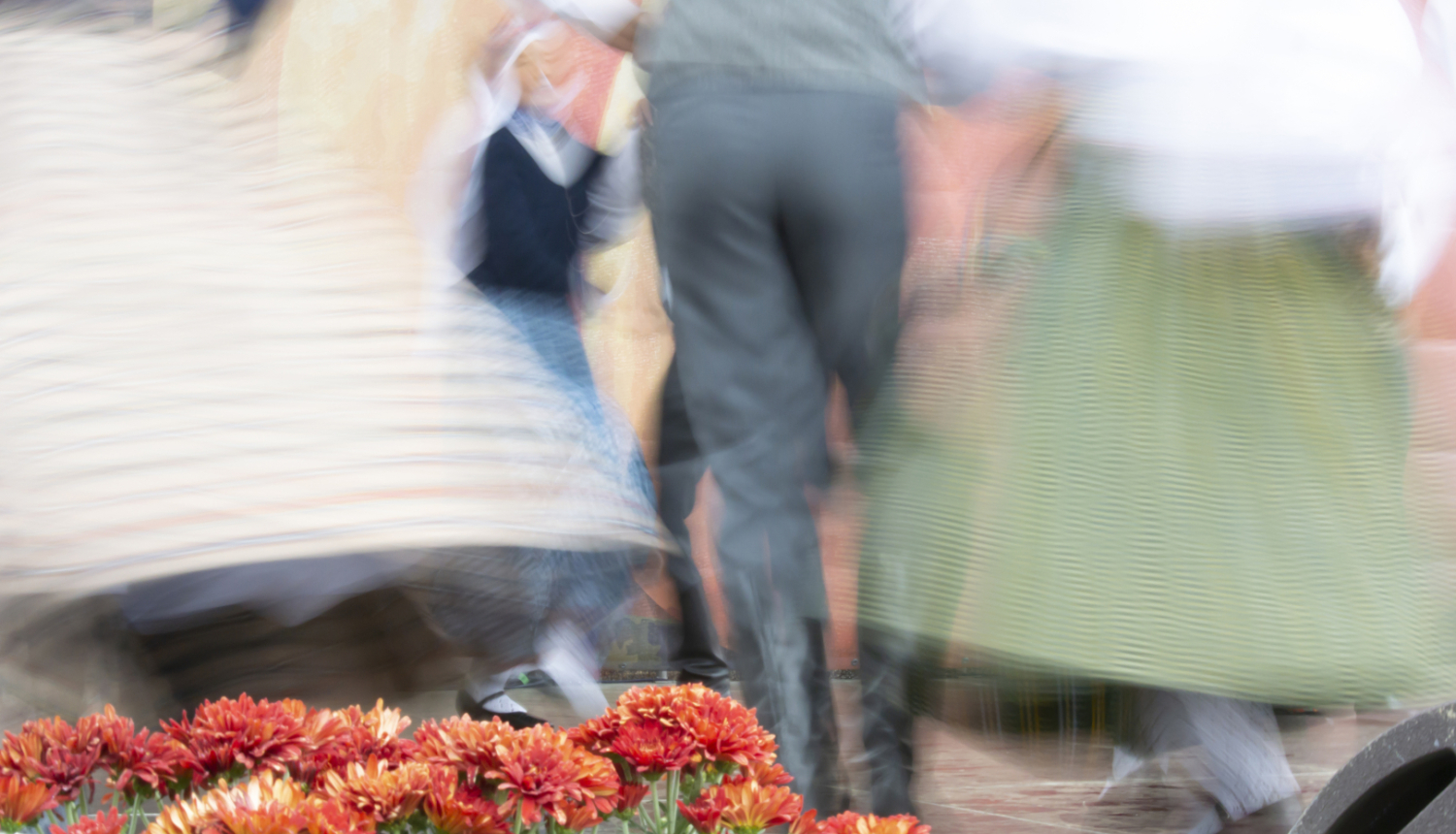 Bērni dejo deju svetkos