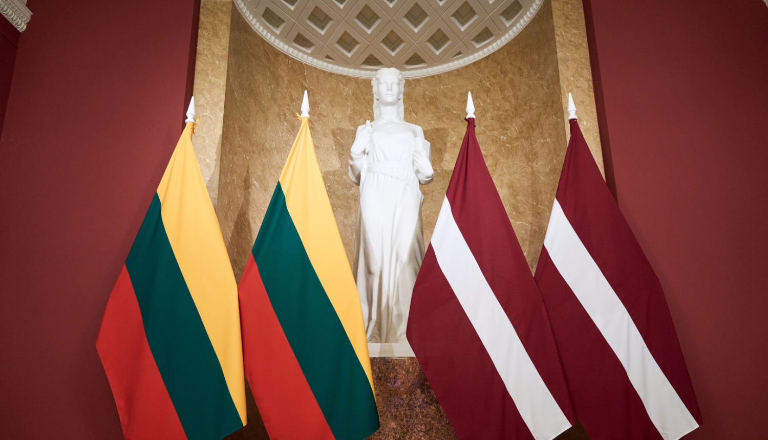 Latvijas un Lietuvas karogi