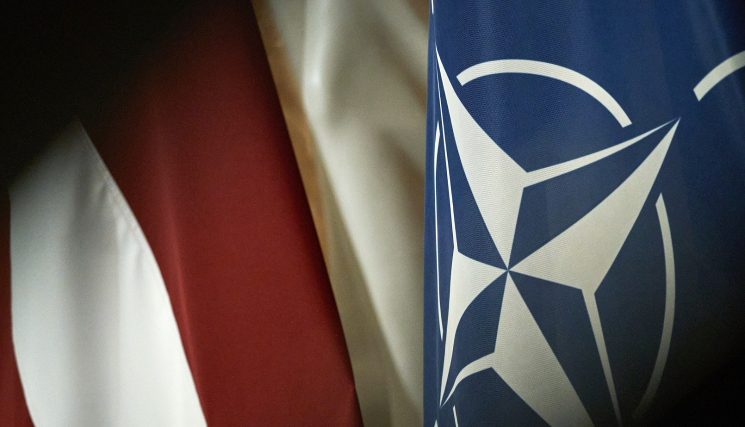 Latvijas un NATO karogi