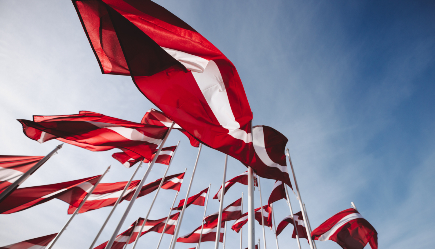 Vairāki Latvijas karogi plīvo karogu mastos