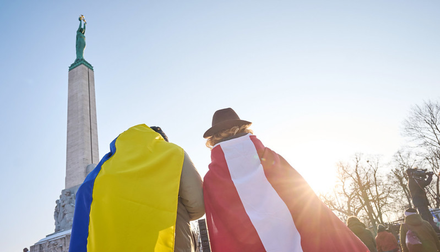 Bilde ar Latvijas un Ukrainas karogu