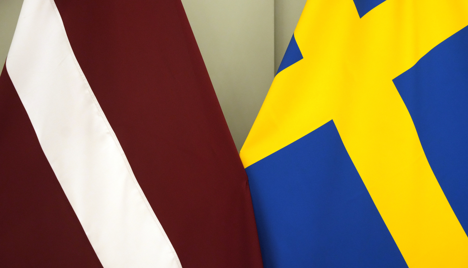 Latvijas un Zviedrijas karogi