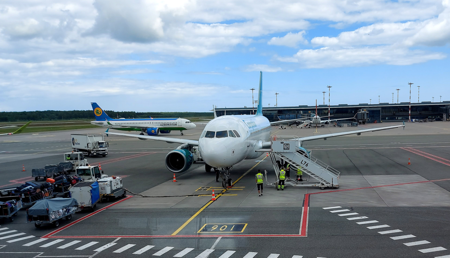 Lidosta Rīga attēls ar lidmašīnu