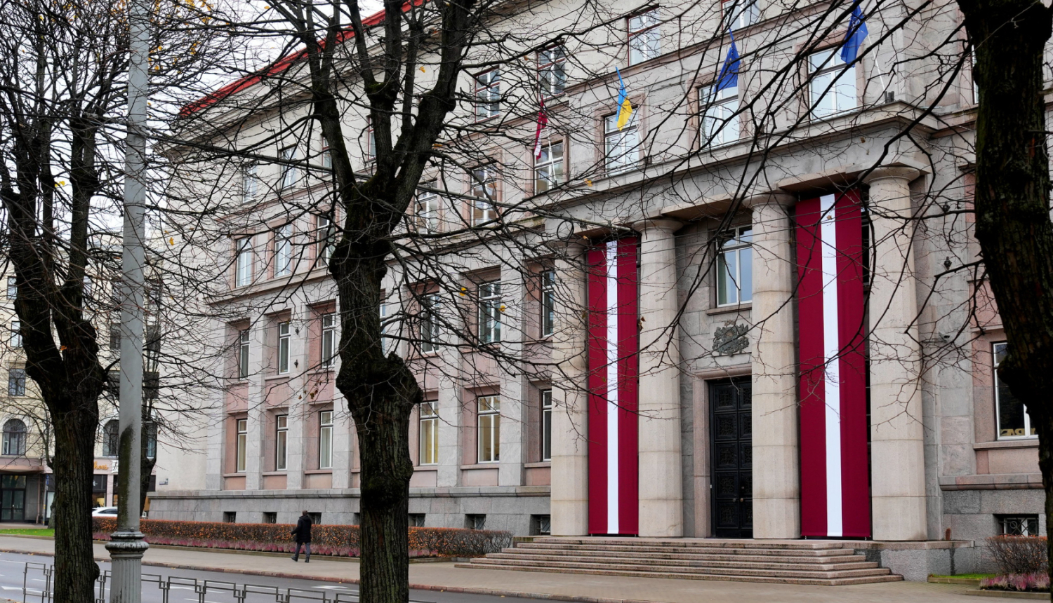 Ministru kabineta ēka ar lieliem Latvijas karogiem pie ieejas rudenī