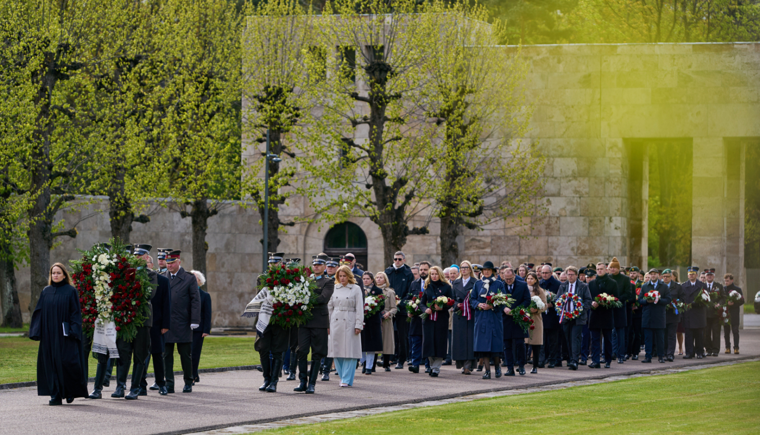 Ministru prezidente Evika Siliņa un valsts augstākās amatpersonas piedalās piedalās Nacisma sagrāves un Otrā pasaules kara upuru piemiņas dienā Rīgas Brāļu kapos