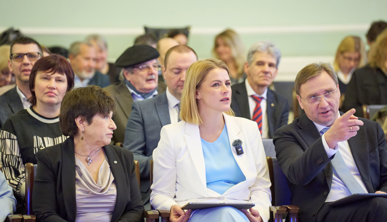 Ministru prezidente Evika Siliņa Latvijas Universitātes Mazajā aulā kopā ar LU rektoru Gundaru Bērziņu un profesori Innu Šteinbuku