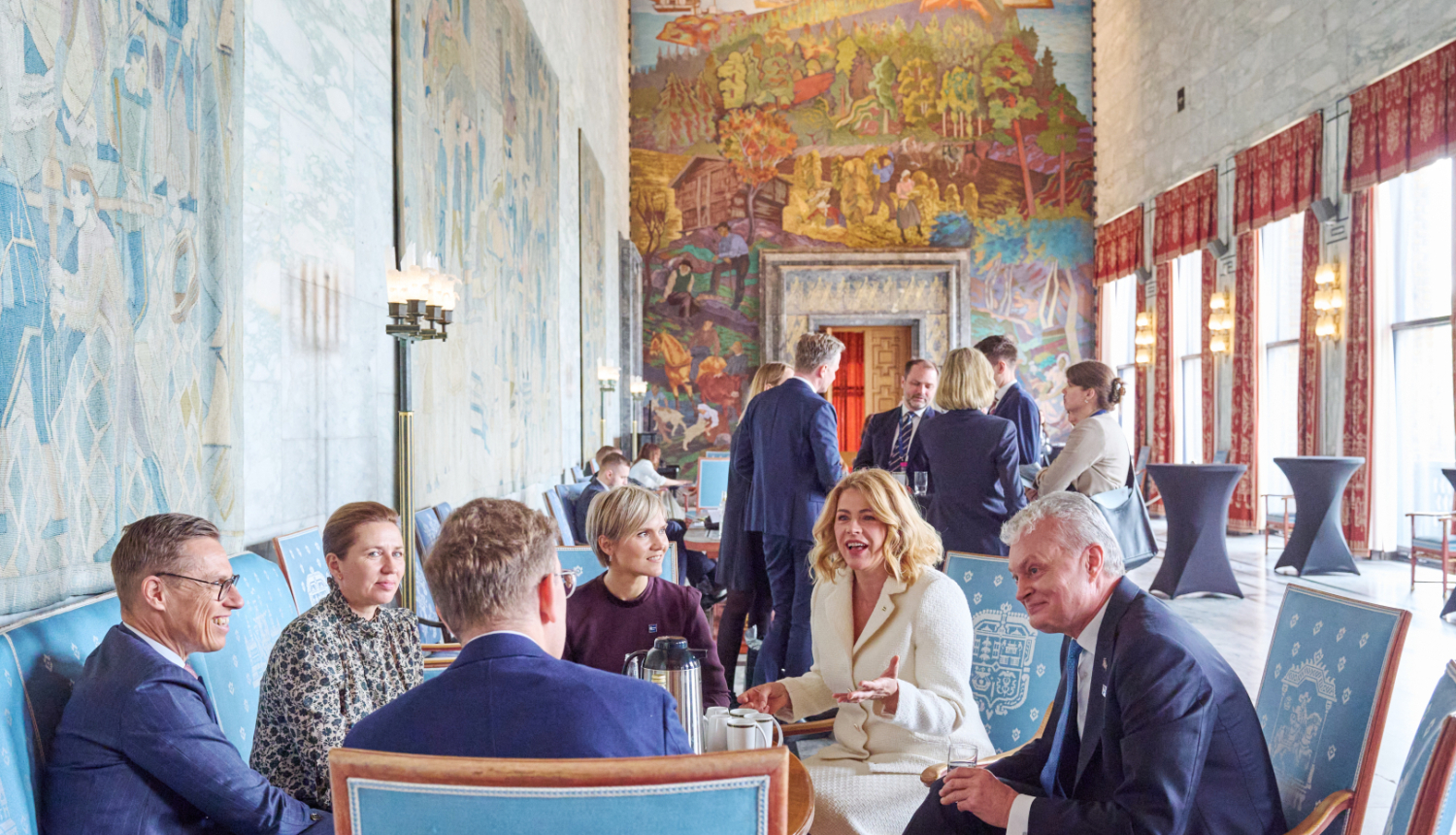 Ministru prezidente Evika Siliņa un citi Apvienoto reaģēšanas spēku (Joint expeditionary Force – JEF) valstu līderi sarunā sanāksmē Oslo