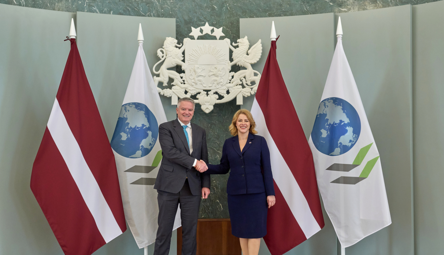 Ministru prezidente Evika Siliņa sarokojas ar Ekonomiskās sadarbības un attīstības organizācijas ģenerālsekretāru Matiasu Kormanu