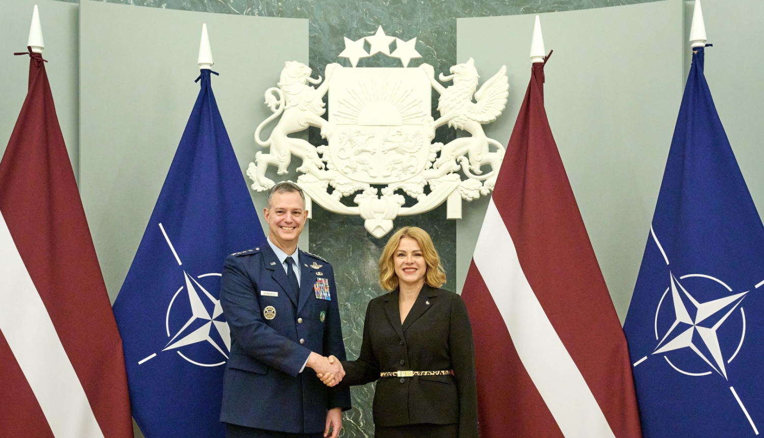 Ministru prezidente Evika Siliņa un NATO Eiropas spēku (SACEUR) virspavēlnieks, ģenerālis AleksusS GregorijS GrinkevičS