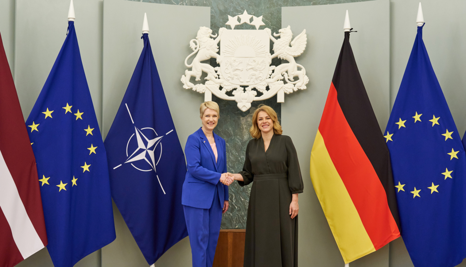 Ministru prezidente Evika Siliņa sarokojas ar Mēklenburgas-Priekšpomerānijas federālās zemes Ministru prezidenti Eviku Siliņu pie Latvijas, Vācijas, ES, NATO karogiem