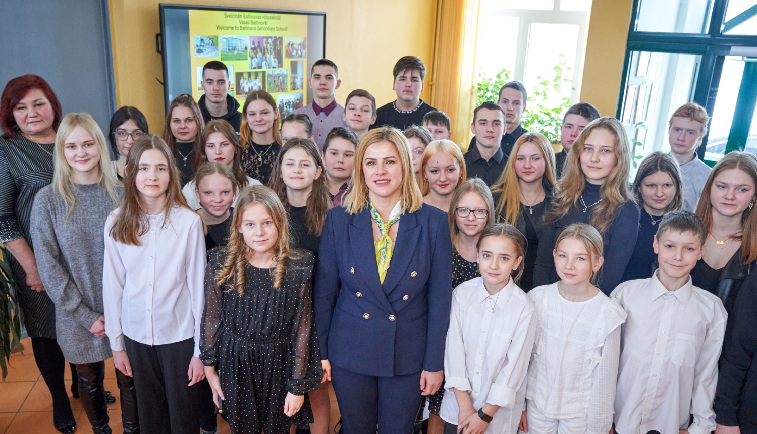 Ministru prezidente Evika Siliņa kopā ar Baltinavas vidusskolas audzēkņiem