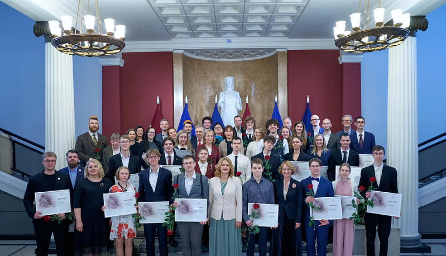 Ministru kabinetā sveic starptautisko mācību priekšmetu olimpiāžu un konkursa “EuroSkills” laureātus
