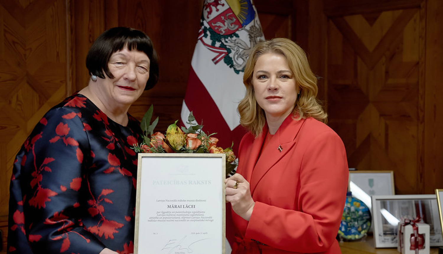 Ministru prezidente Evika Siliņa pasniedz Pateicības rakstu līdzšinējai Latvijas Nacionālā mākslas muzeja direktorei Mārai Lācei