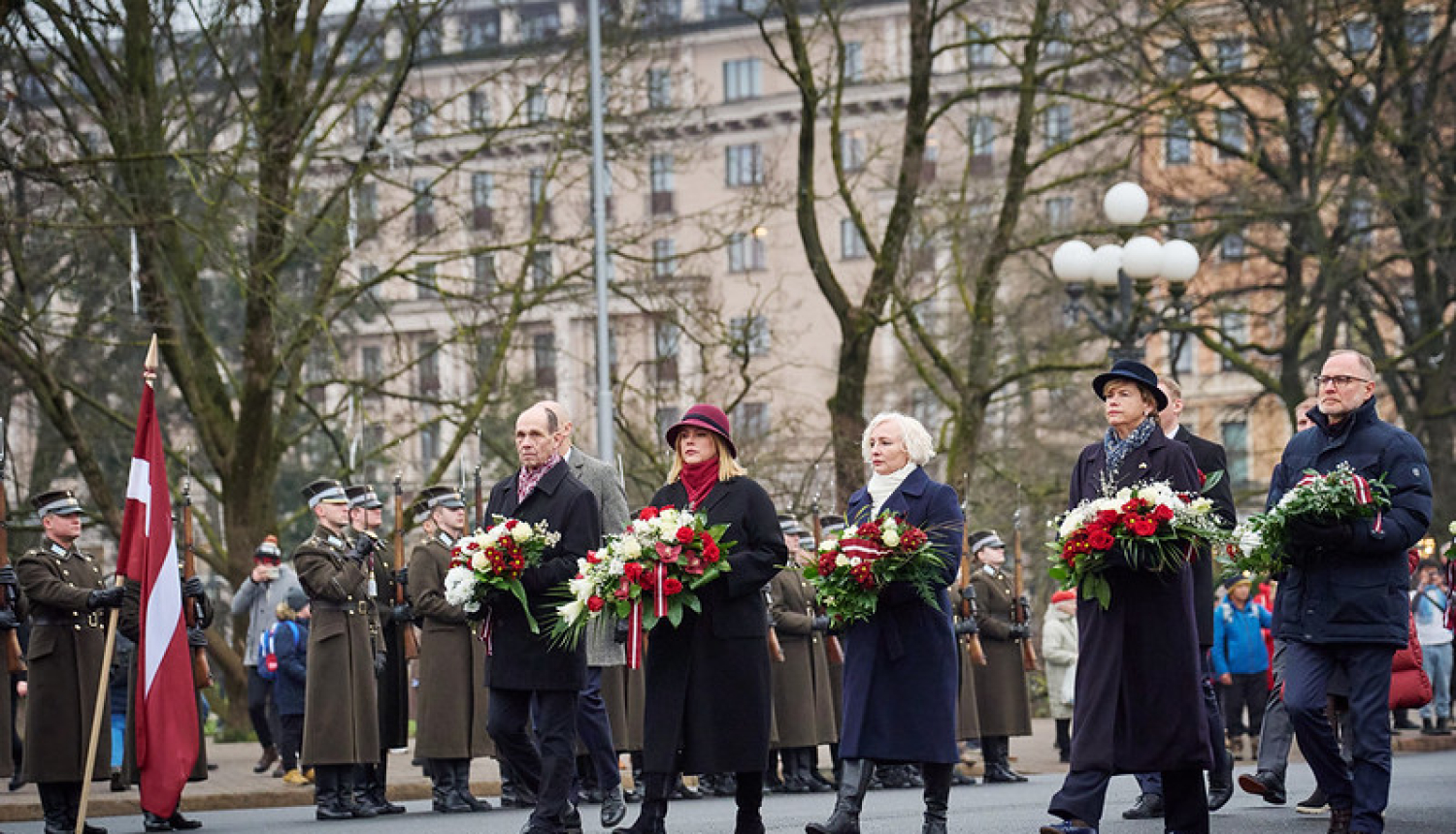 Ministru prezidente Evika Siliņa, pieminot 1991. gada barikādes, noliek ziedus pie Brīvības pieminekļa un kritušo upuru piemiņas vietās Bastejkalnā.