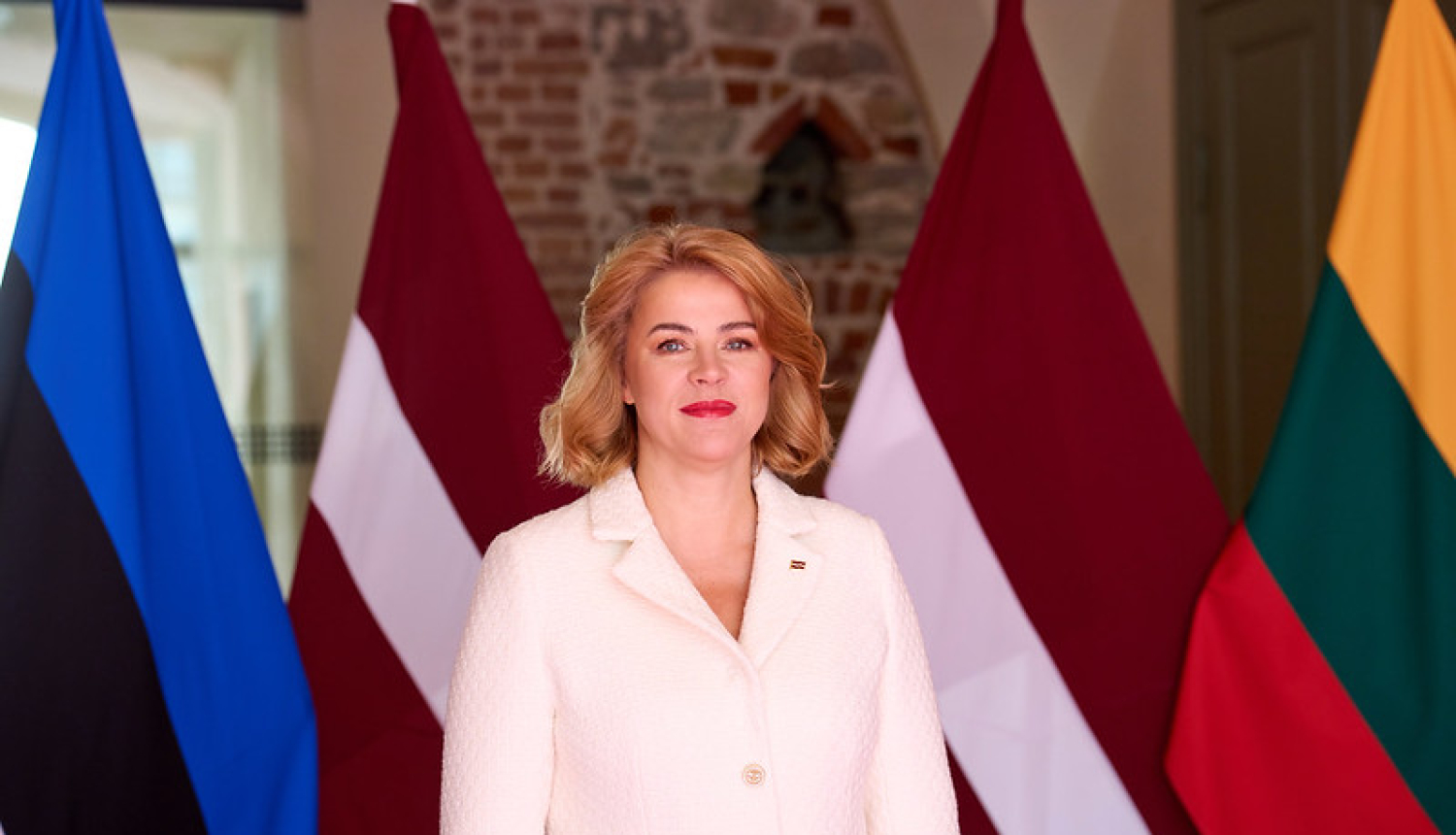 Ministru prezidente Evika Siliņa Baltijas valstu karogu fonā