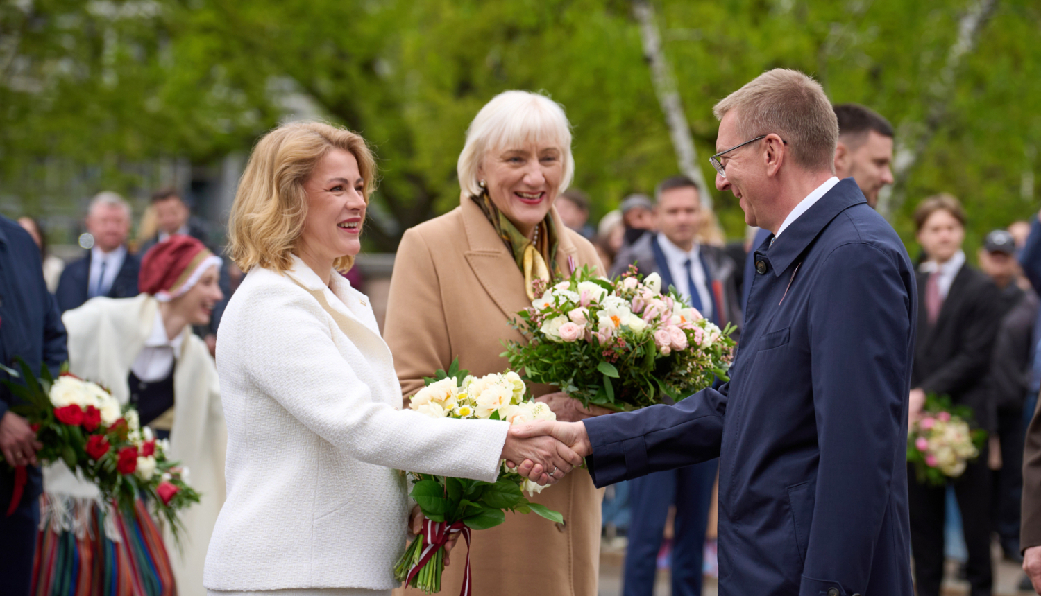 Ministru prezidente Evika Siliņa piedalās ziedu nolikšanā pie Brīvības pieminekļa