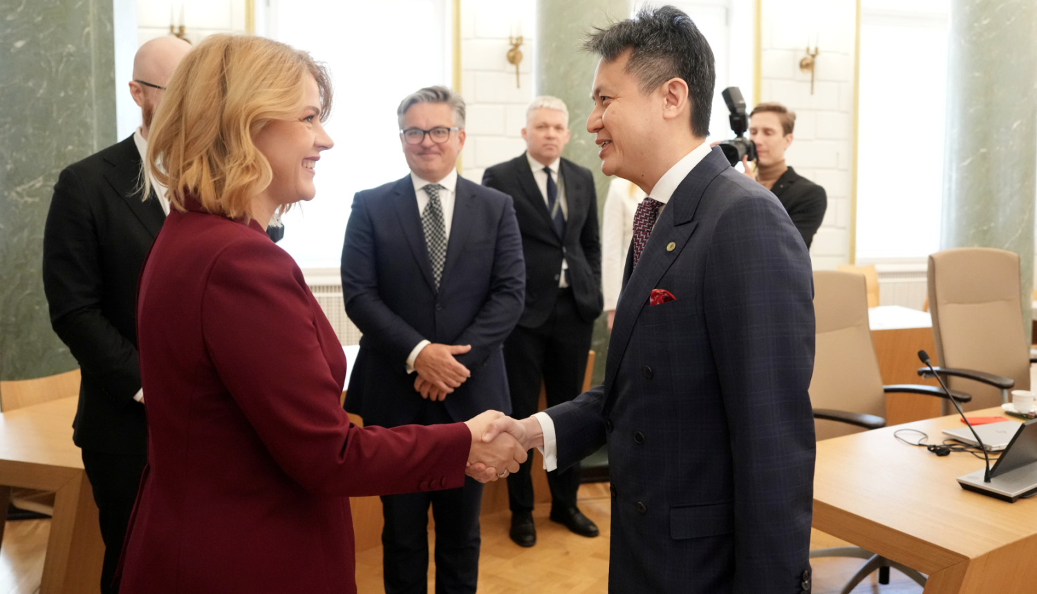 Ministru prezidente Evika Siliņa un Pasaules intelektuālā īpašuma organizācijas ģenerāldirektors Darens Tangs sarokojas Ministru kabinetā