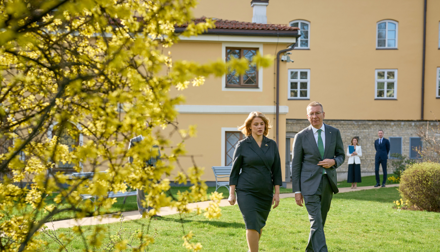 Ministru prezidente Evika Siliņa un valsts prezidents Edgars Rinkēvičs pastaigā Rīgas pils dārzā