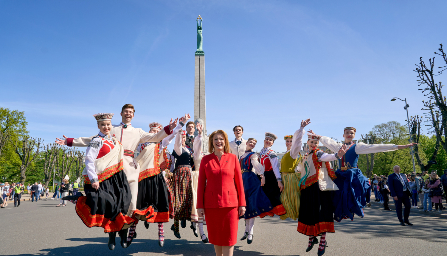 Ministru prezidente Evika Siliņa pie Brīvības pieminekļa kopā ar jauniešu latviešu tautas tērpos