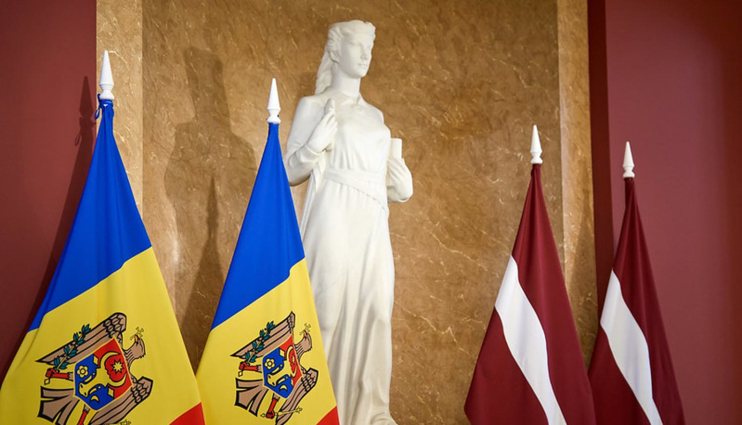 Moldovas un Latvijas karogi