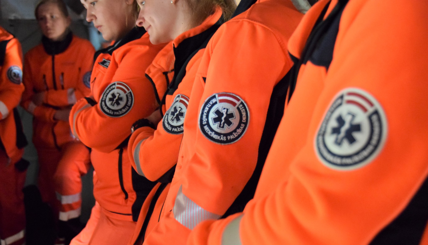 Neatliekamās medicīniskās palīdzības darbinieki uniformās