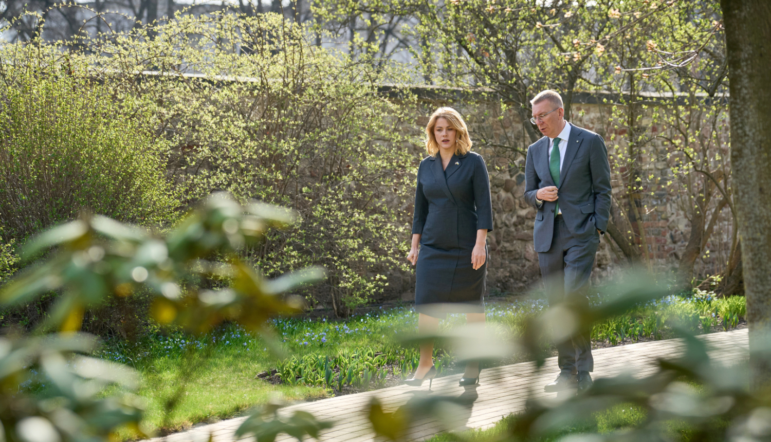 Ministru prezidente Evika Siliņa un Valsts prezidents Edgars Rinkēvičs pastaigā Rīgas pils dārzā