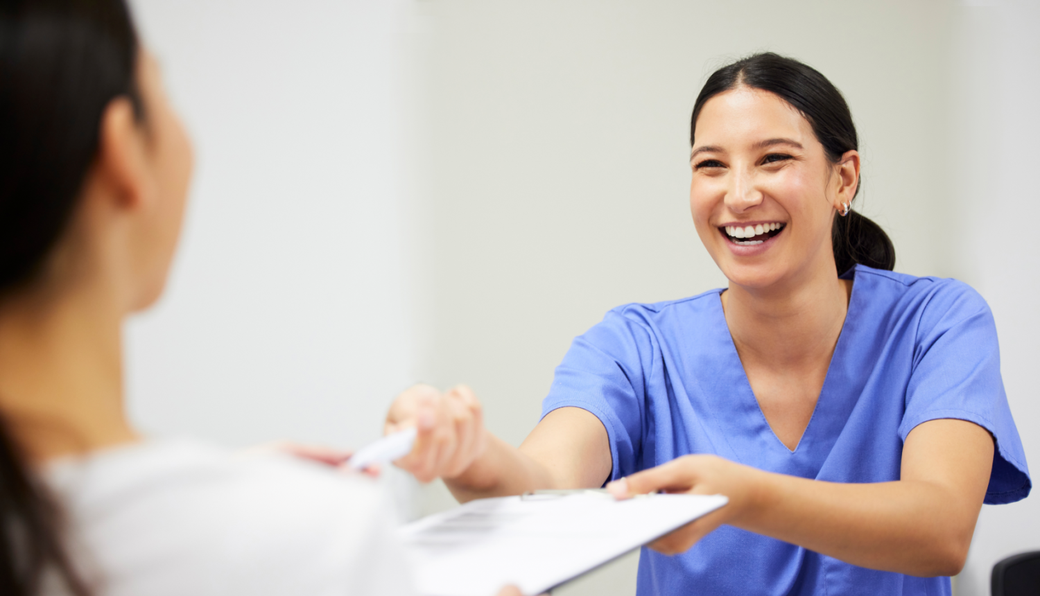 Priecīga medicīnas māsiņa