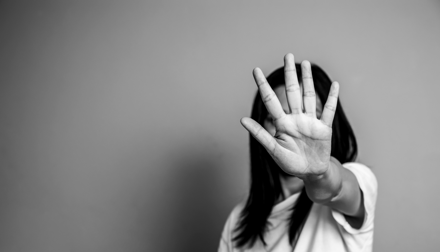 Sieviete ar izstieptu roku aizsardzībai