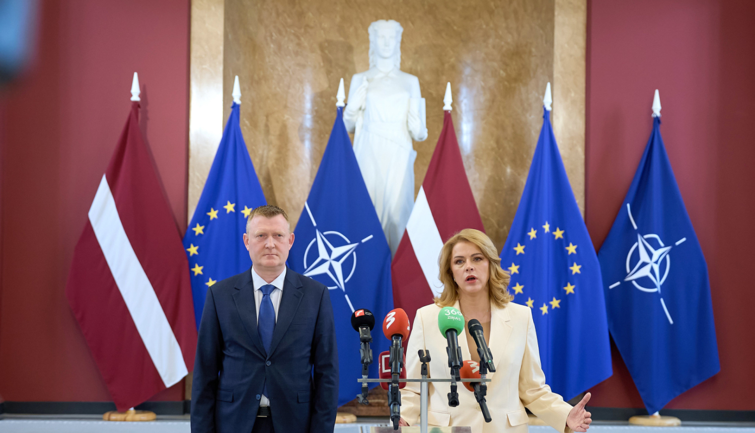 Ministru prezidente Evika Siliņa un pulkvedis Raivis Melnis