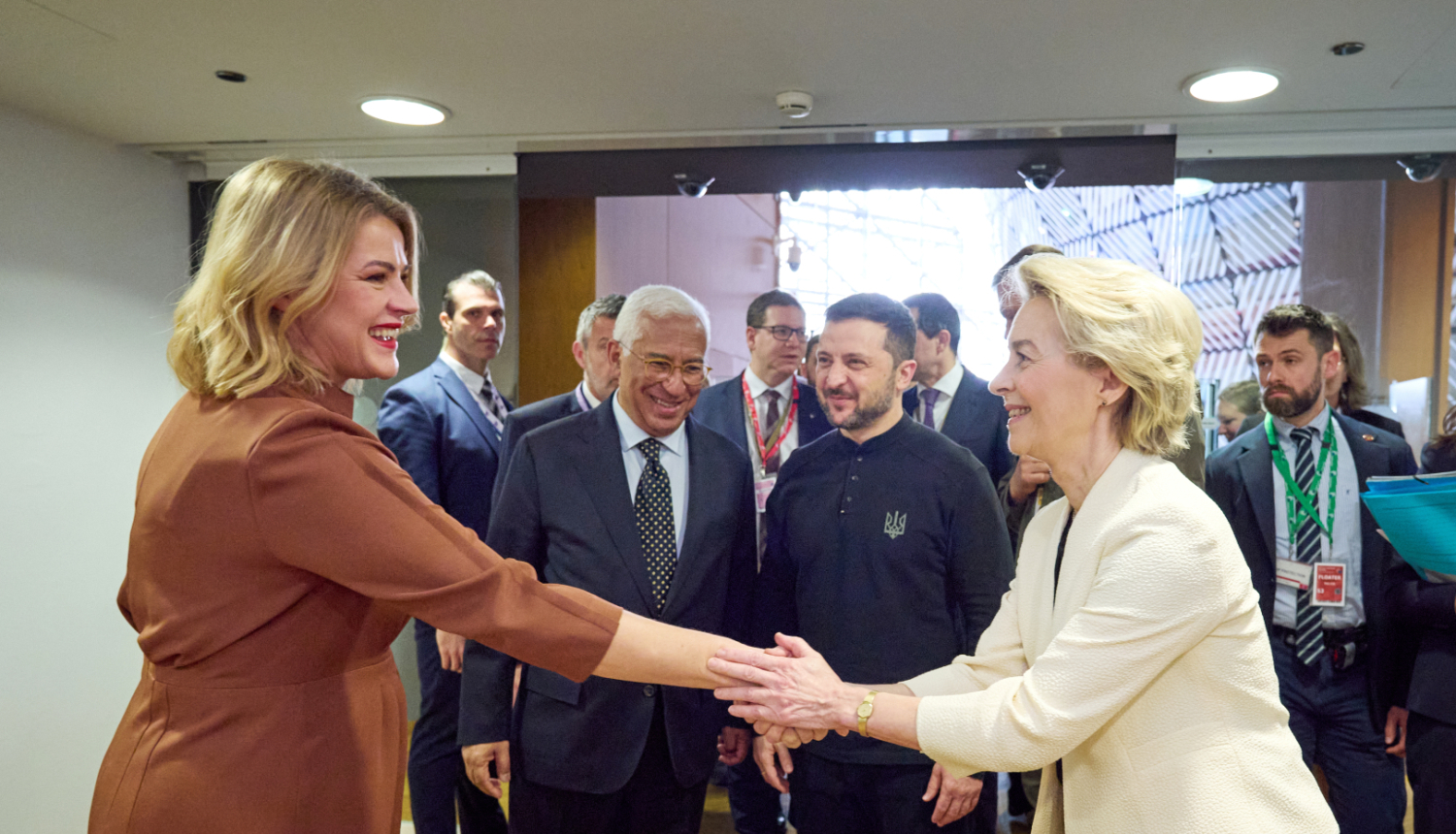 Ministru prezidente Evika Siliņa sarokojas ar Eiropas Komisijas prezidenti Ursulu fon der Leienu, abas vēro Eiropadomes prezidents Antoniu Košta un Ukrainas prezidents Volodimirs Zelenskis