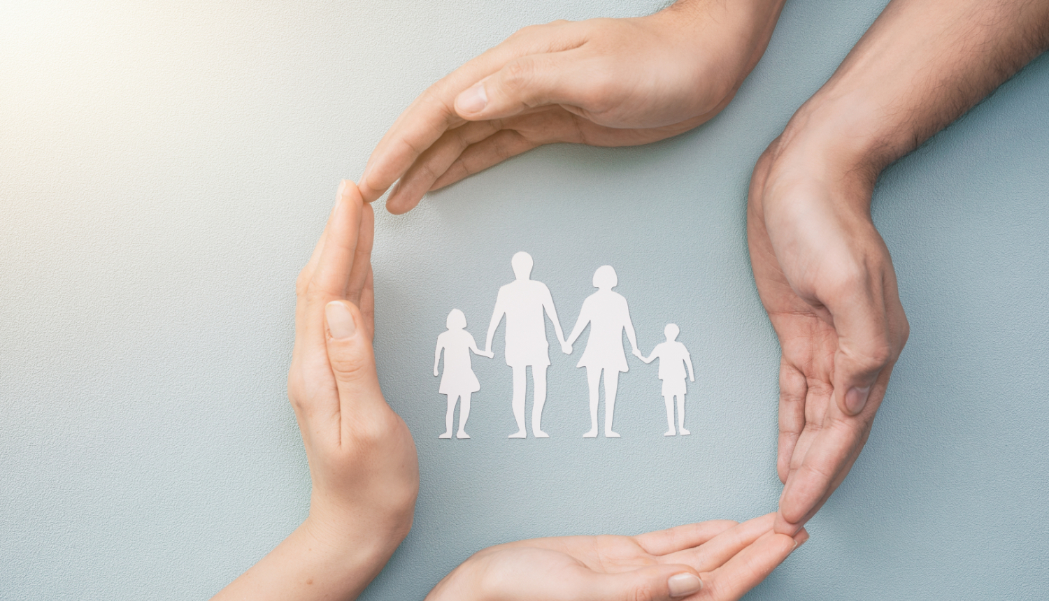 Sociālais attēls ar rociņām un no papīra izgrieztiem cilvēciņiem