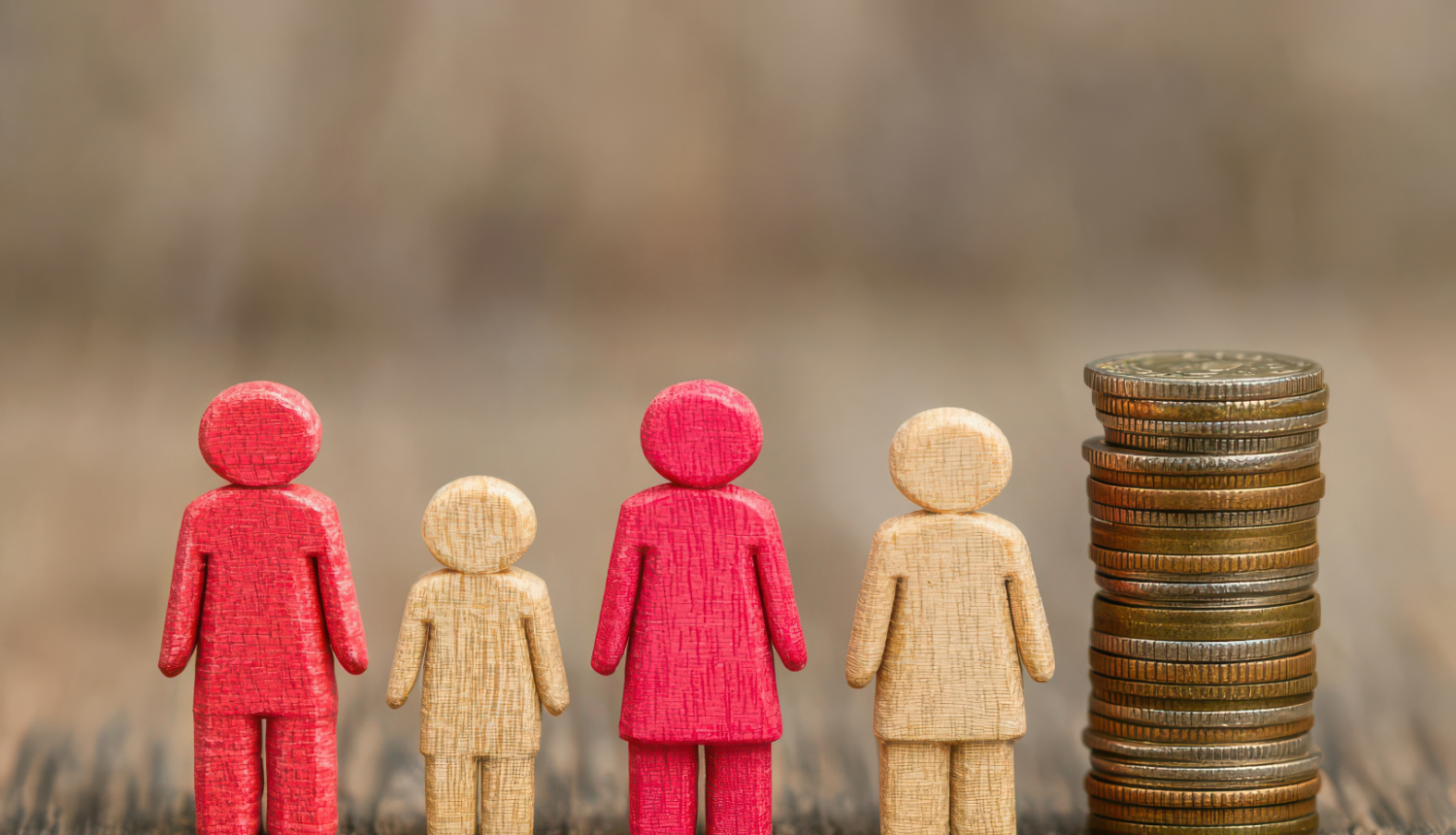 Koka figūriņas, kas sadevušās rokas