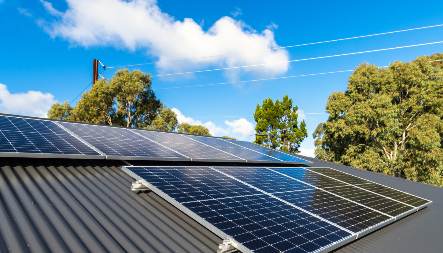 Saules paneļi, kas uzstādīti uz mājas