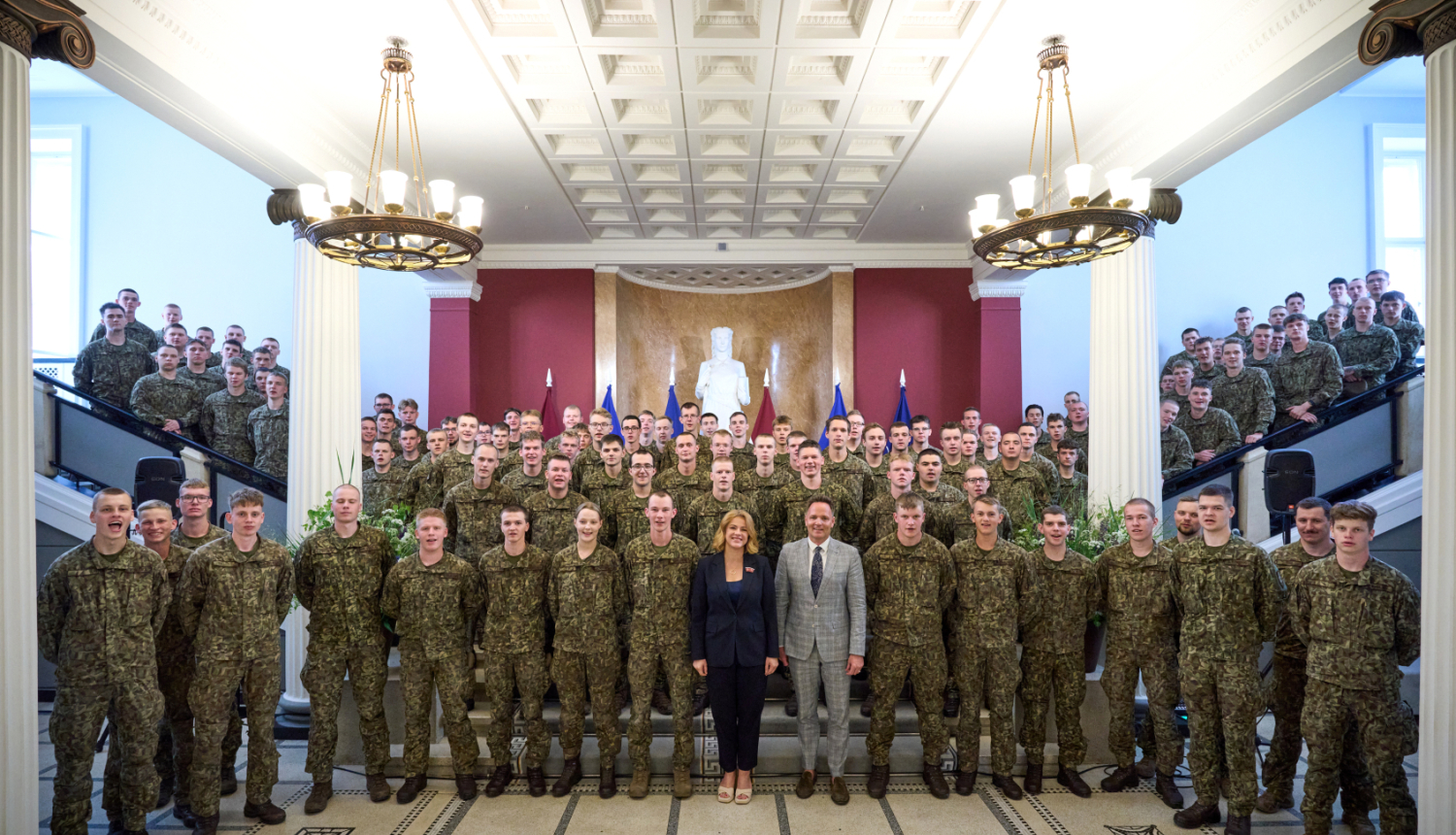 Ministru prezidente Evika Siliņa un Valsts kancelejas direktors Raivis Kronbergs kopā ar valsts aizsardzības dienesta karavīriem Ministru kabineta vestibilā