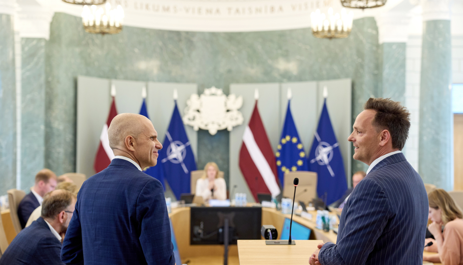 Valsts kancelejas direktors Raivis Kronbergs un Latvijas Tirdzniecības un rūpniecības kameras vadītājs Aigars Rostovskis piedalās Ministru kabineta sēdē