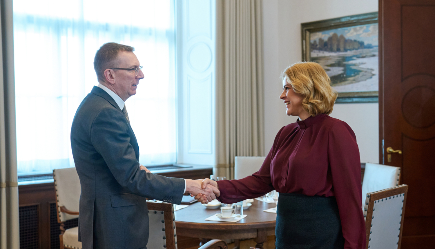 Ministru prezidente Evika Siliņa sarokojas ar Valsts prezidentu Edgaru Rinkēviču Rīgas pilī