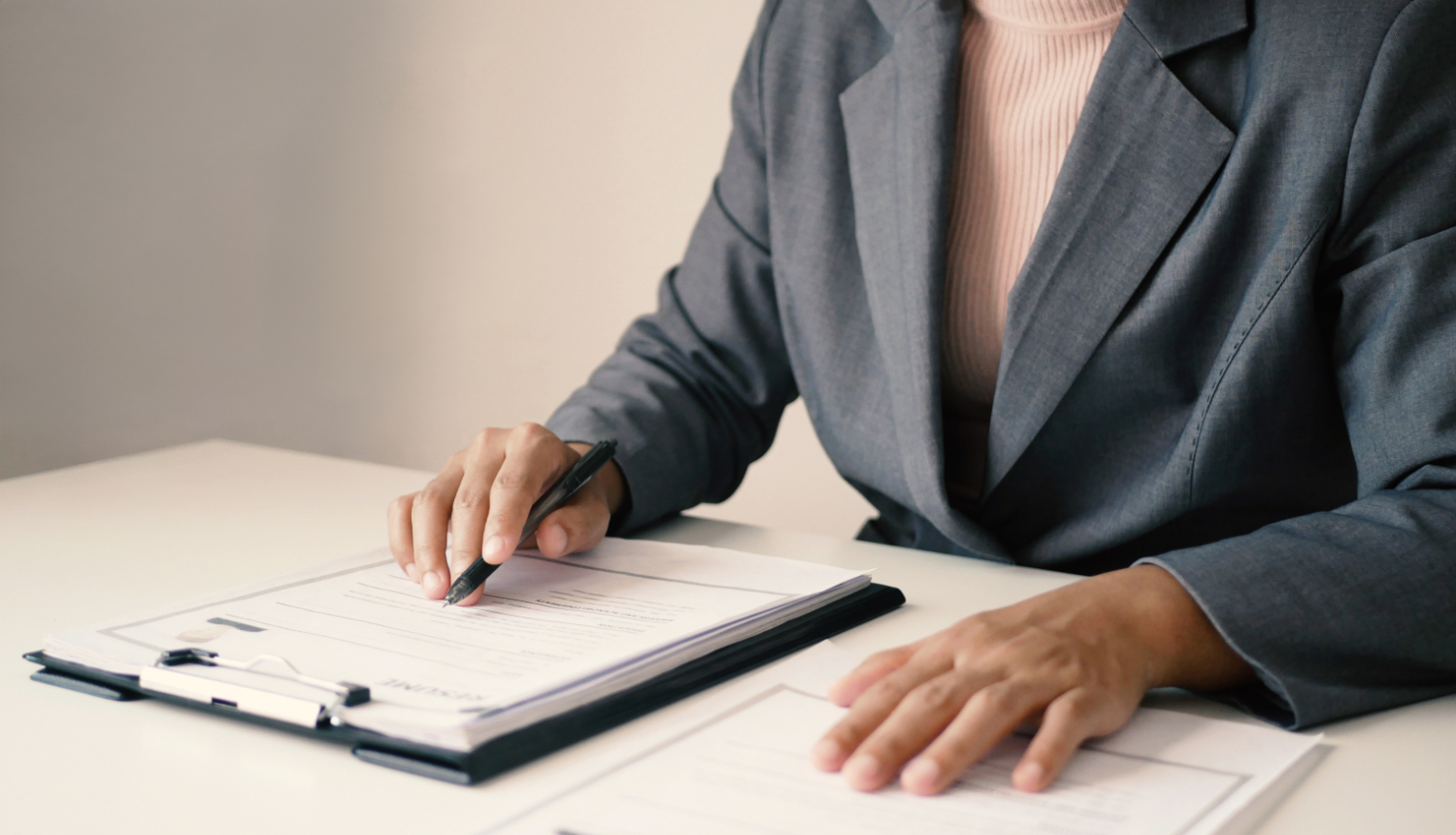 Vizualizācija ar sievieti, kas izskata dokumentāciju