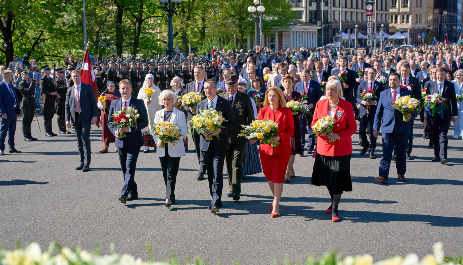 Valsts augstākās amatpersonas dodas nolikt ziedus pie Brīvības pieminekļa