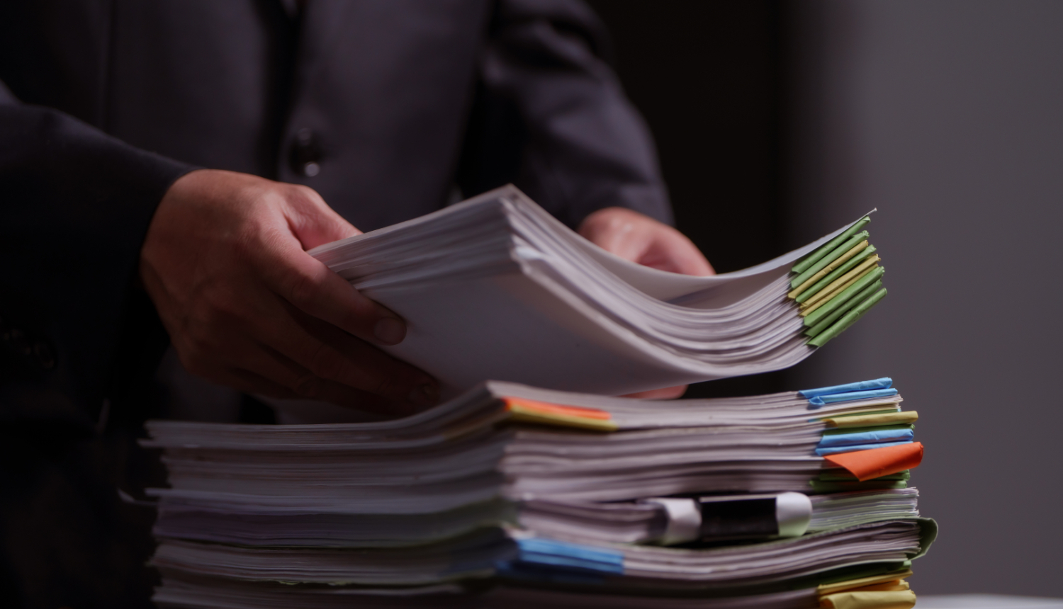 Dokumentu kaudze, kuru šķiro ofisa darbinieks.
