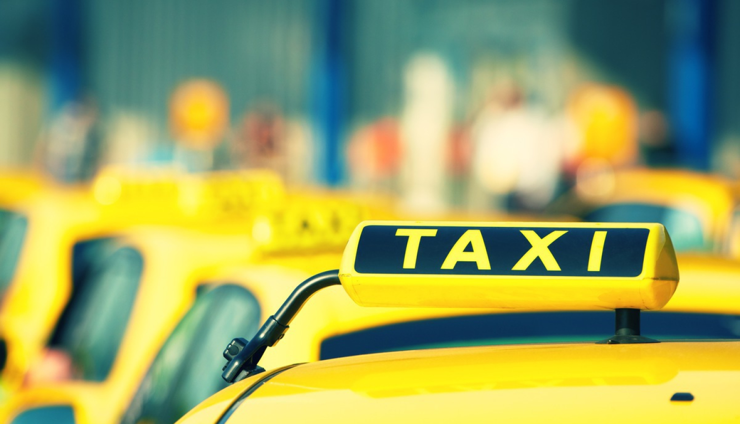 Taksometru pārvadājumos būs jauna kārtība pie starptautiskās lidostas “Rīga”; sāks darboties vaučeru sistēma