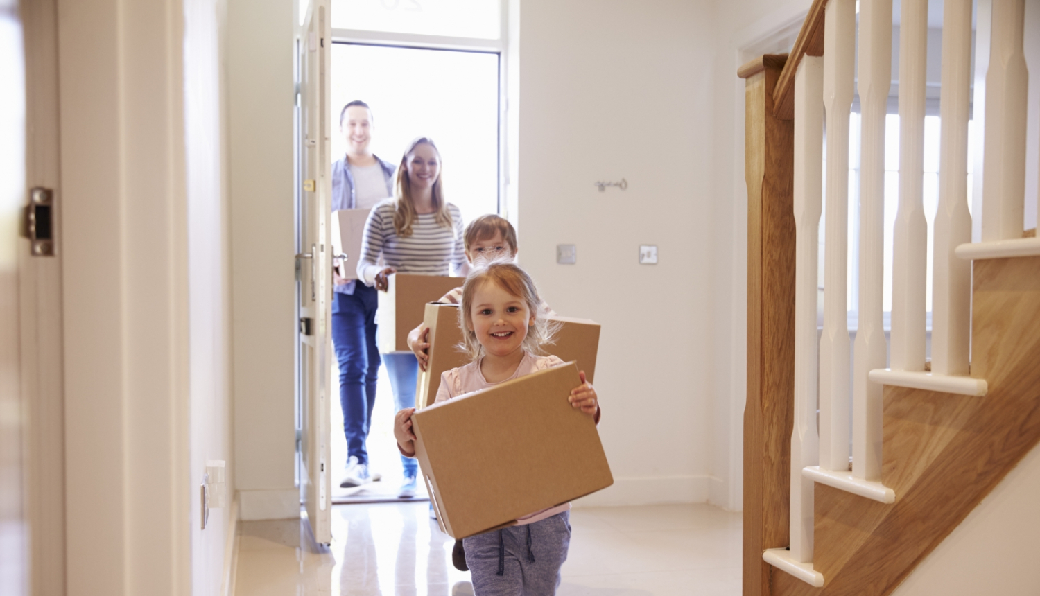 Ģimene jaunā mājoklī