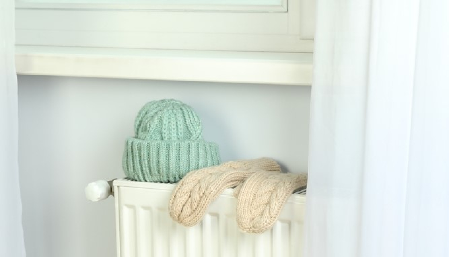 Uz radiatora žāvējas cepure un cimdi