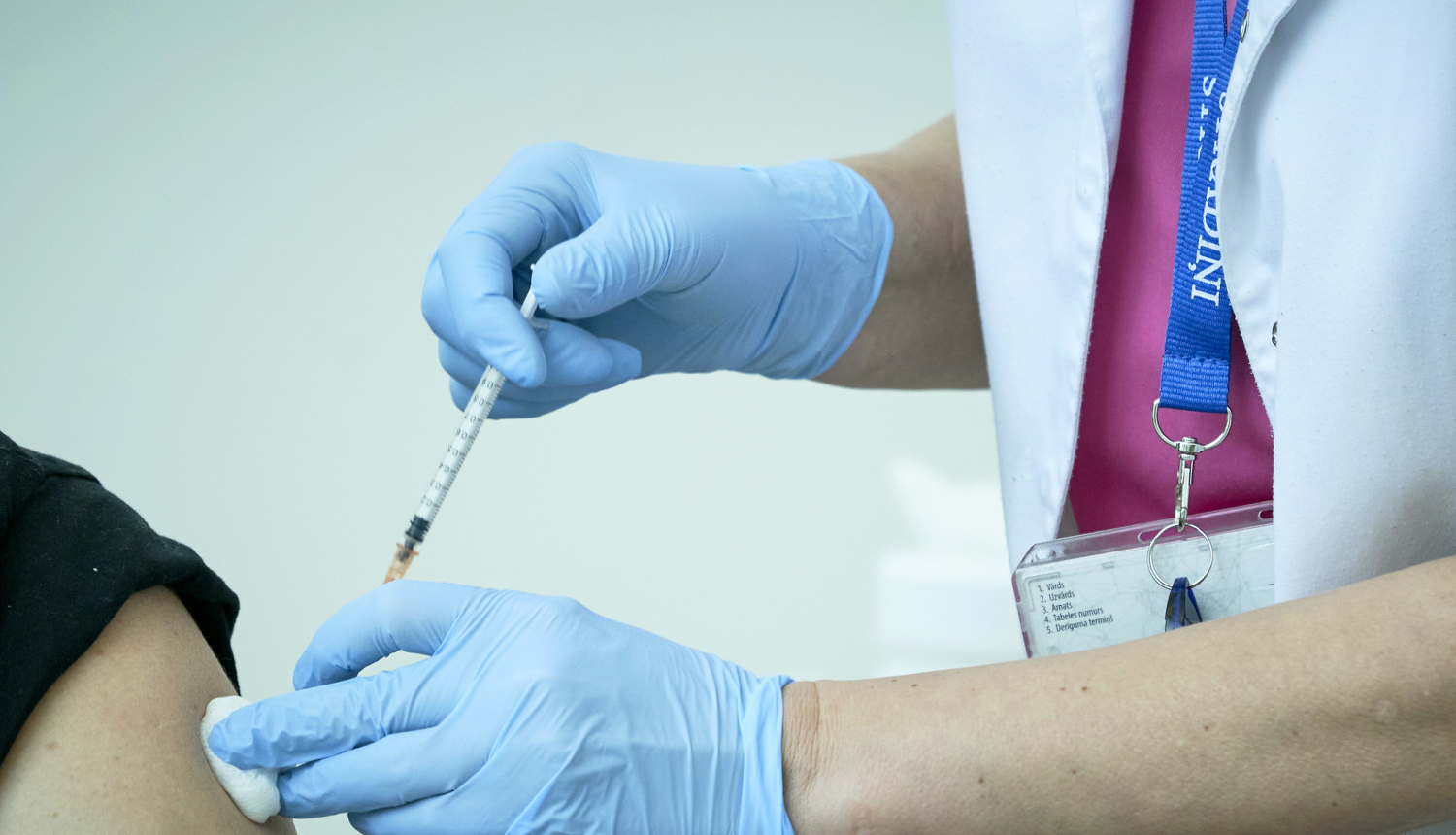 Ārsts vakcinē cilvēku