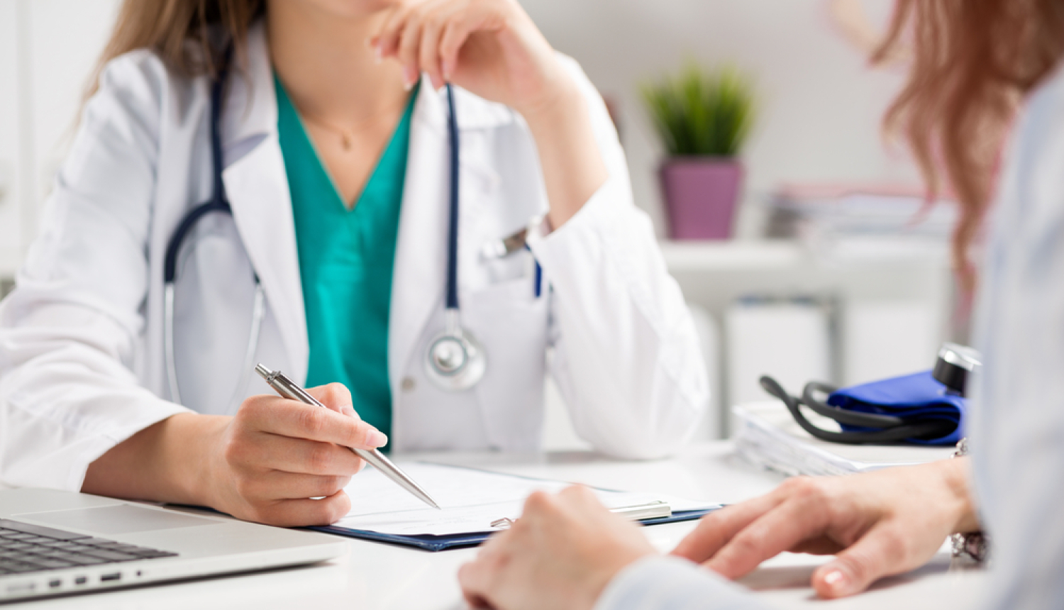 Ārsts runā ar pacientu