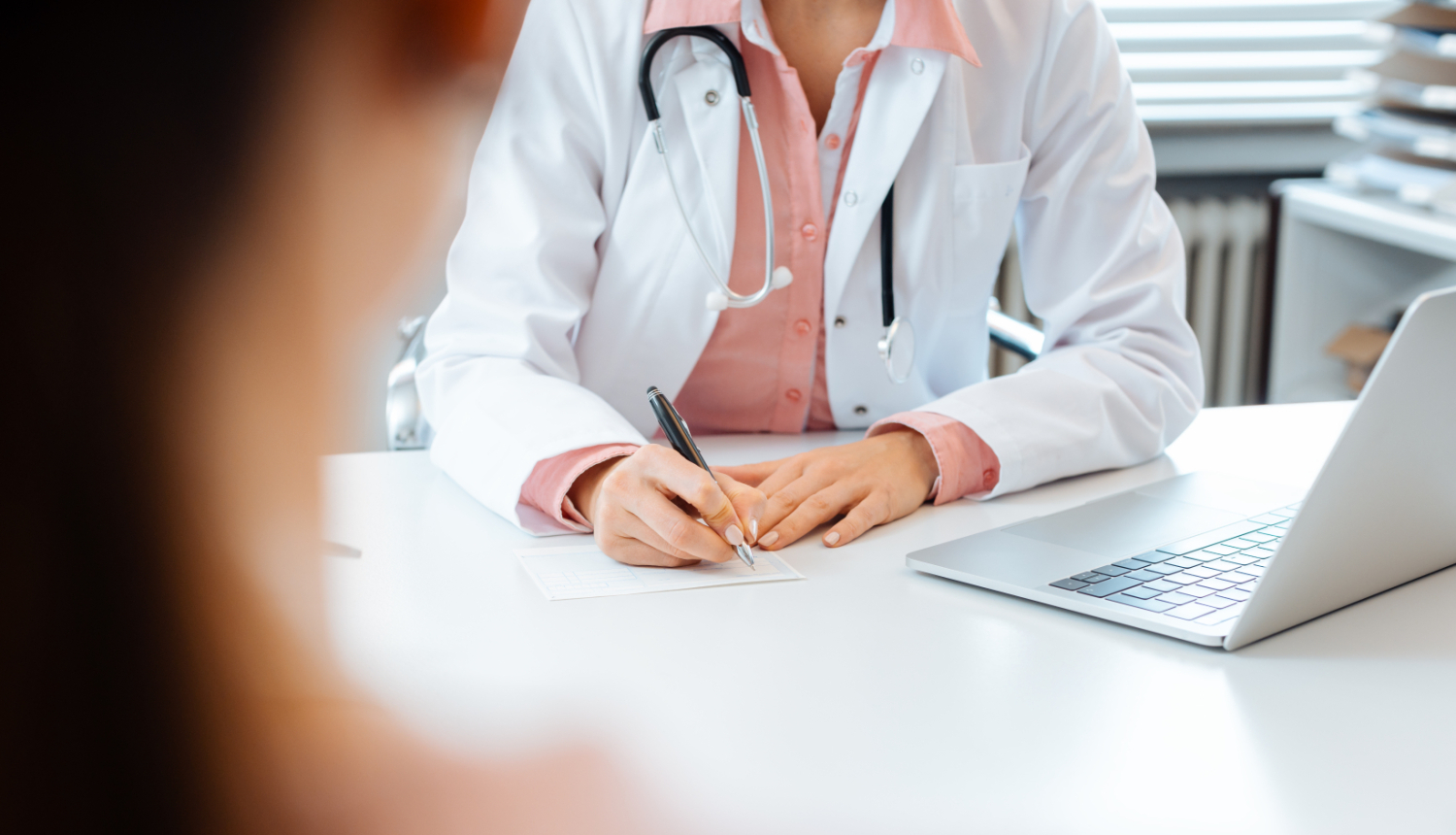 Ārsts pieņem pacientu un veic piezīmes