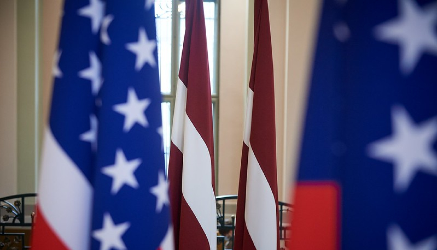 ASV un Latvijas karogi